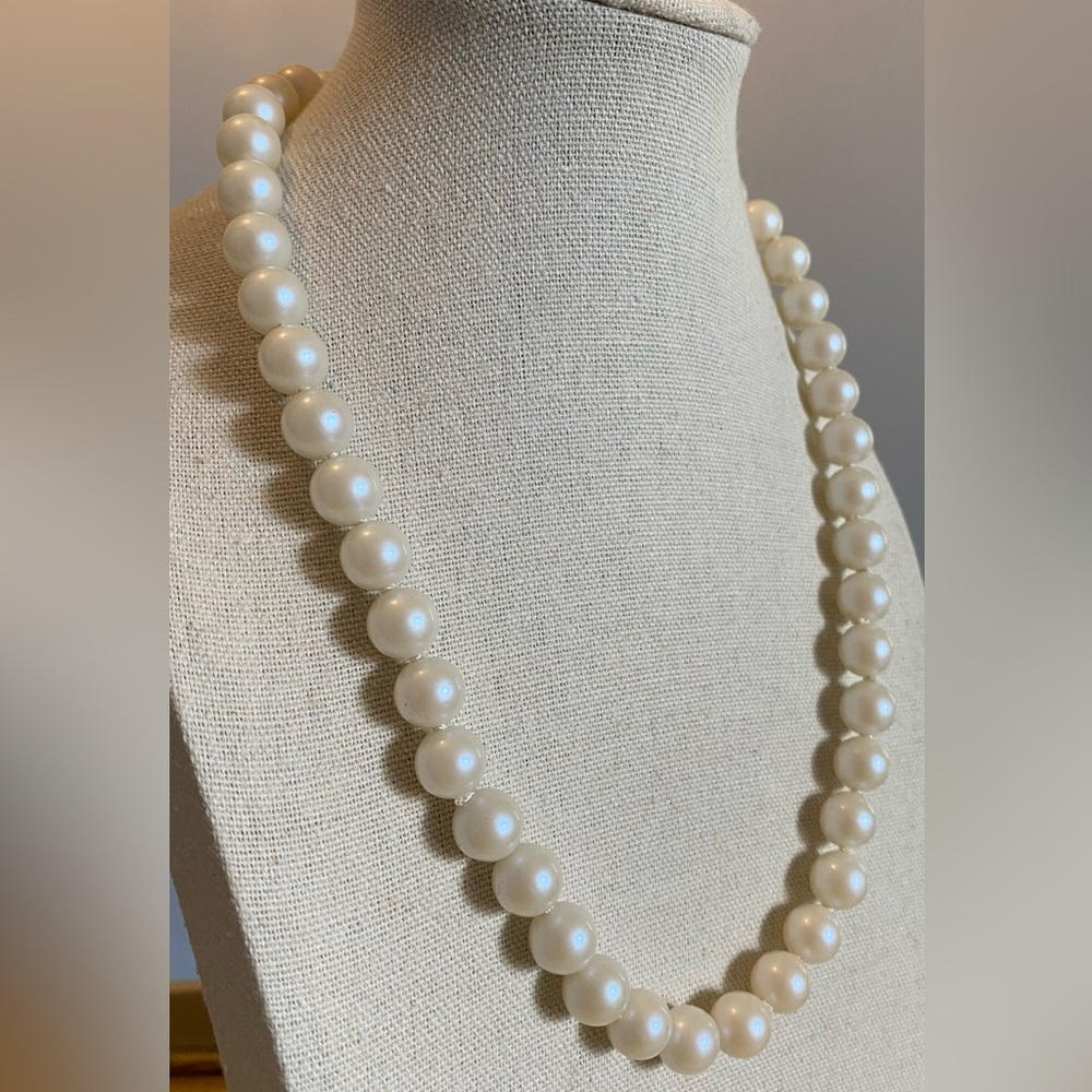 Elegant 18” Vintage Pearl Necklace